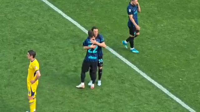 Darmian ovacionado de pé na despedida do Inter
