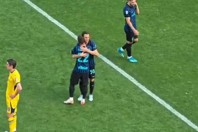 Darmian ovacionado de pé na despedida do Inter