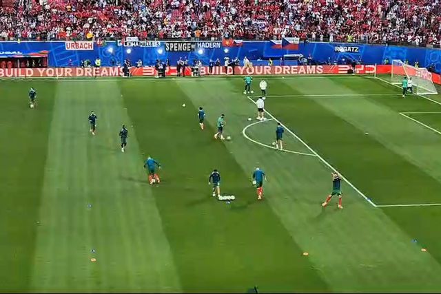 Ronaldo puxa pelos adeptos ao entrar no relvado