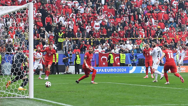 VÍDEO: guarda-redes turco mal batido no empate da Geórgia