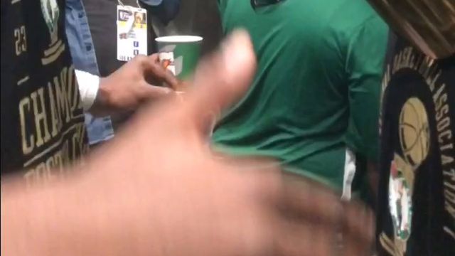 A BOLA com Neemias Queta na festa dos Celtics