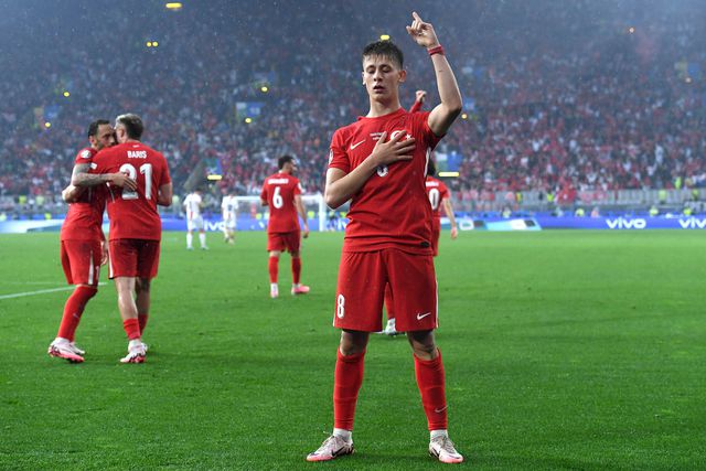 Os adeptos turcos foram à loucura com o golaço de Arda Guler