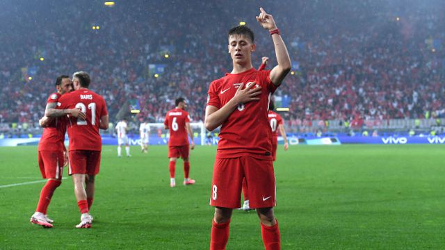 Os adeptos turcos foram à loucura com o golaço de Arda Guler