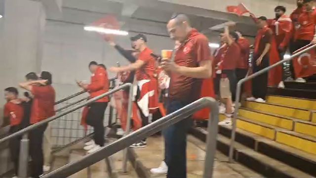 Adeptos da Turquia a caminho da estreia