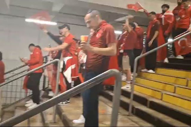Adeptos da Turquia a caminho da estreia
