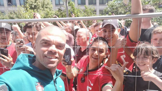Pepe fez as delícias dos adeptos no hotel da Seleção Nacional