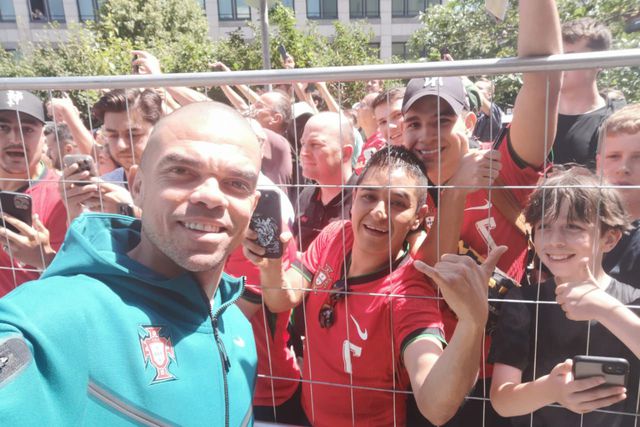 Pepe fez as delícias dos adeptos no hotel da Seleção Nacional