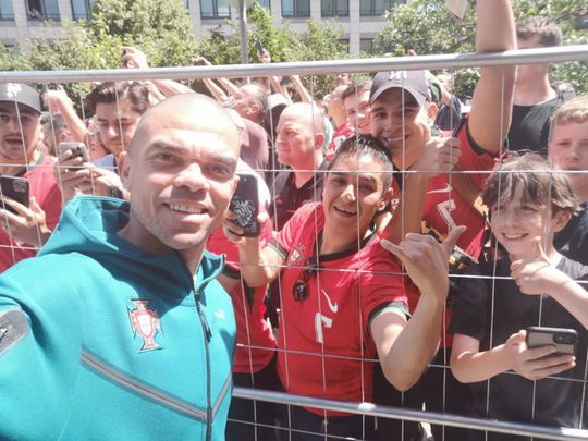 Pepe fez as delícias dos adeptos no hotel da Seleção Nacional