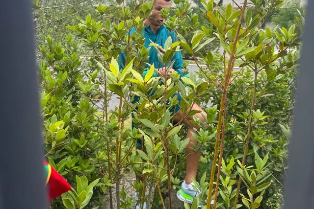 Ronaldo faz de tudo para… tirar selfies com adeptos