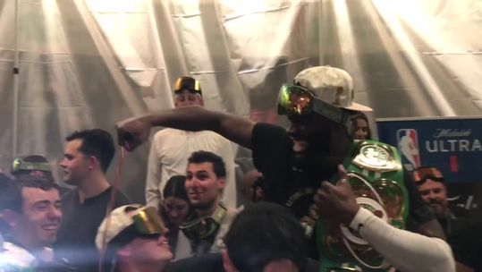 O ambiente na festa do título de Neemias Queta com os Celtics