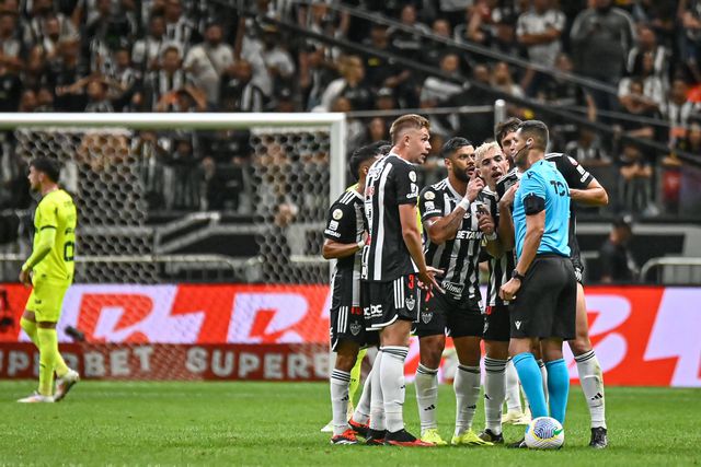 «Apita logo, c…»: as palavras e gestos que levaram à expulsão de Hulk