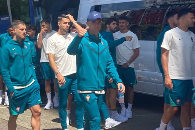 Ronaldo e companhia levam adeptos à loucura à porta do hotel (vídeos)