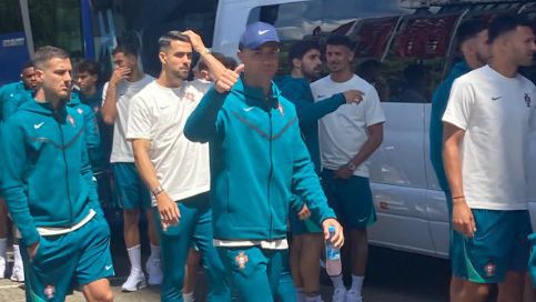 Ronaldo e companhia levam adeptos à loucura à porta do hotel (vídeos)