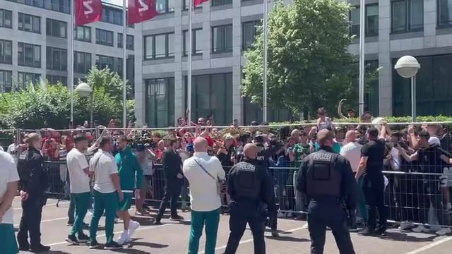 Ronaldo e companhia 'enlouquecem' adeptos à porta do hotel da Seleção