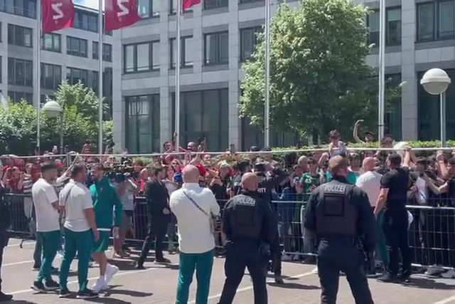 Ronaldo e companhia 'enlouquecem' adeptos à porta do hotel da Seleção