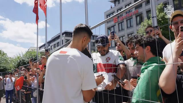 Comunhão entre jogadores e adeptos à porta do hotel da Seleção Nacional