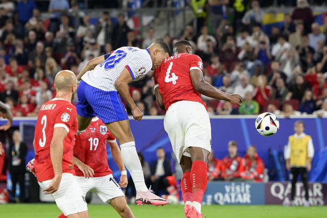 Danso pede desculpa a Mbappé por lhe ter partido o nariz