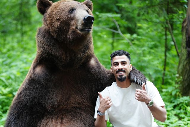 Este não é de peluche... colega de Ronaldo faz sessão fotográfica com um urso