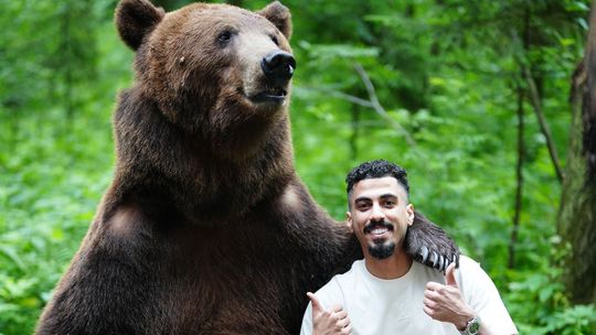 Este não é de peluche... colega de Ronaldo faz sessão fotográfica com um urso