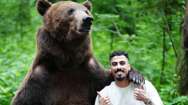 Este não é de peluche... colega de Ronaldo faz sessão fotográfica com um urso