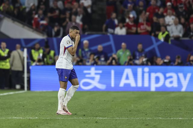 Mbappé escapa à operação ao nariz e brinca após sair do hospital