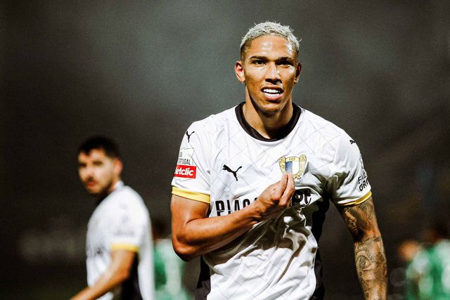 Extremo brasileiro brilhou em 2024/2025 e vai manter-se no emblema de Vila Nova por mais quatro temporadas (Foto: Famalicão)