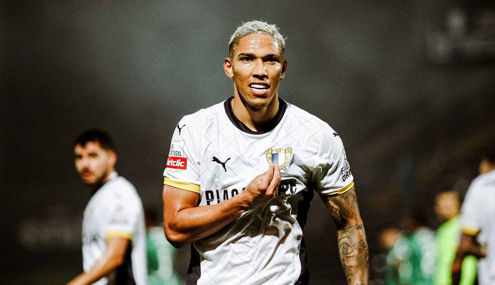 Extremo brasileiro brilhou em 2024/2025 e vai manter-se no emblema de Vila Nova por mais quatro temporadas (Foto: Famalicão)