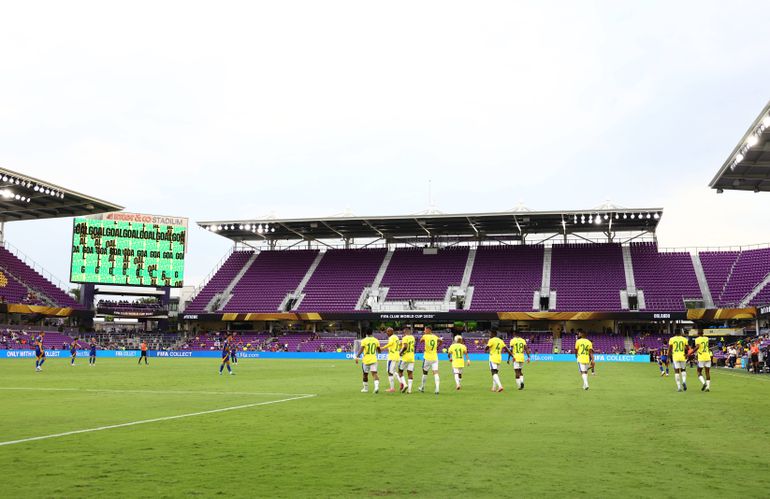 Em estádio quase vazio, Miguel Cardoso vence e lidera grupo com Dortmund e Fluminense