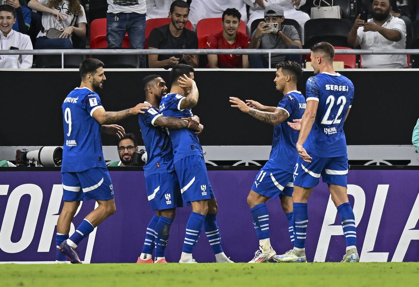 Jogadores do Al Hilal a celebrarem um golo de Cancelo