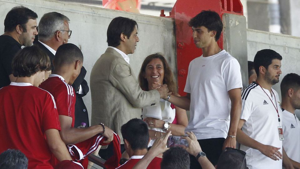 Rui Costa cumprimenta João Félix, numa das visitas do avançado ao Seixal, para ver o irmão, Nuno