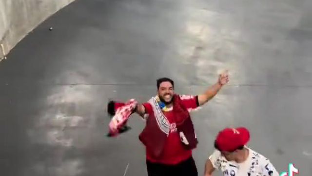 Um adepto do Benfica entre centenas do Boca Jrs.: o resto é magia do futebol