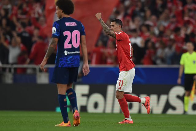 Di María festeja golo marcado de penálti na vitória por 4-0 do Benfica sobre o Atlético Madrid