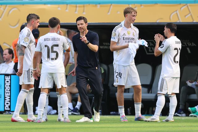 Xabi Alonso, treinador do Real Madrid, a falar com os seus jogadores