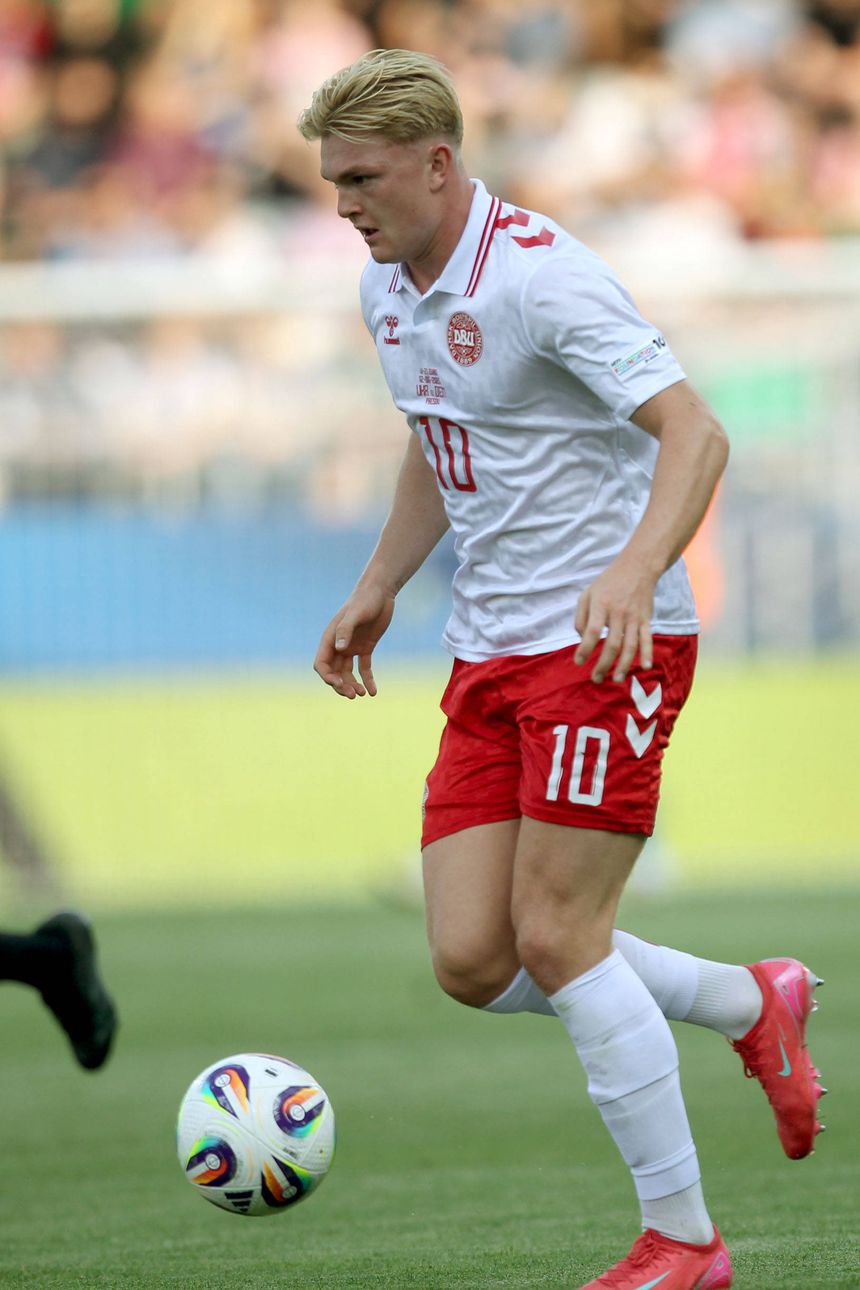 Conrad Harder usa o número 10 pelos sub-21 da Dinamarca
