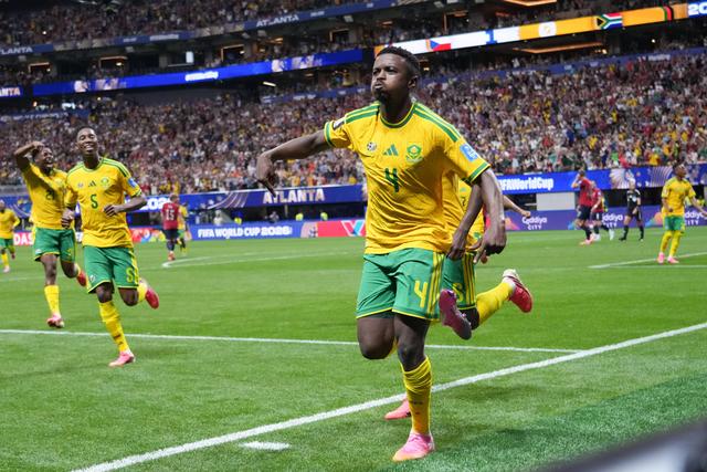 Mokoena festeja o golo da África do Sul diante da Chéquia em Atlanta — Foto: IMAGO