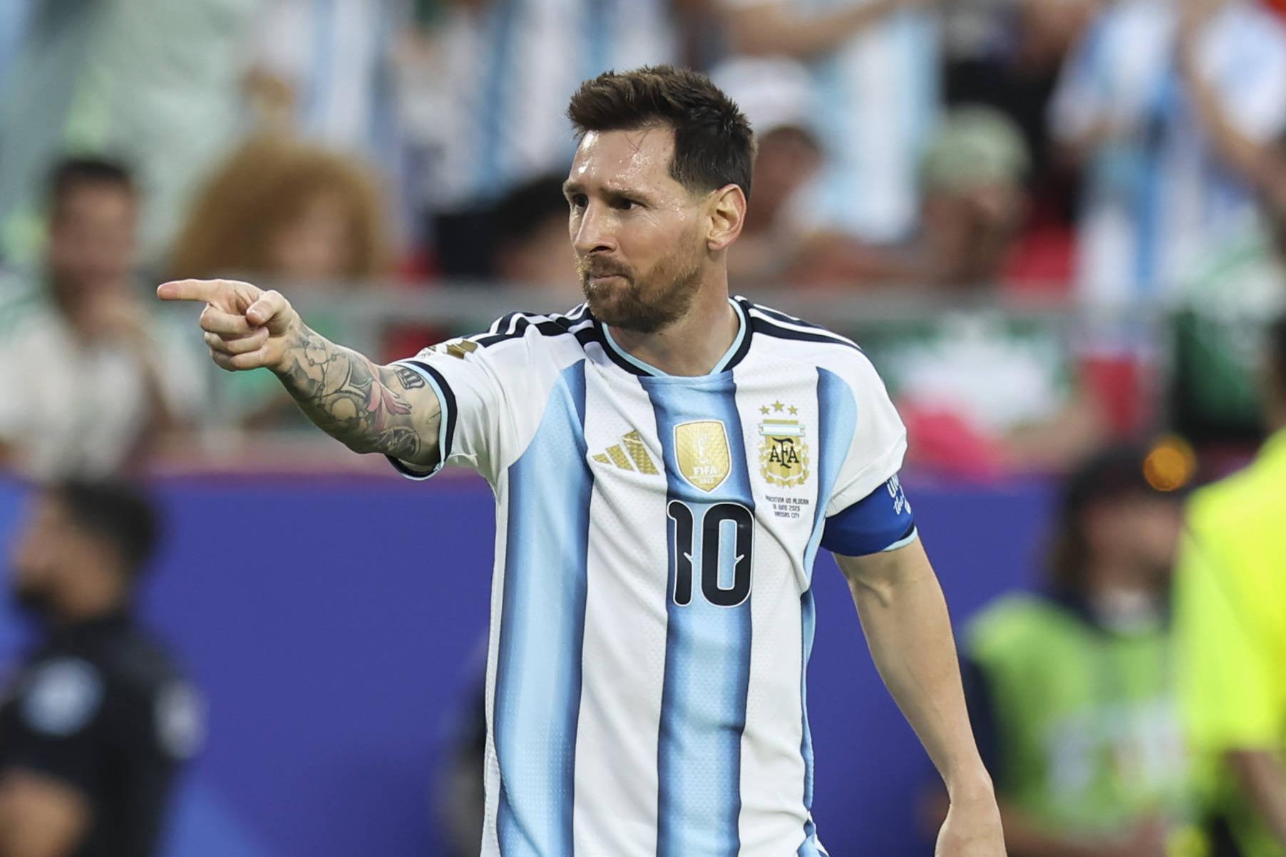 Lionel Messi fez um 'hat trick' pela Argentina à Argélia