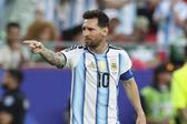 Lionel Messi fez um 'hat trick' pela Argentina à Argélia