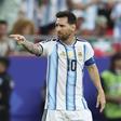Lionel Messi fez um 'hat trick' pela Argentina à Argélia