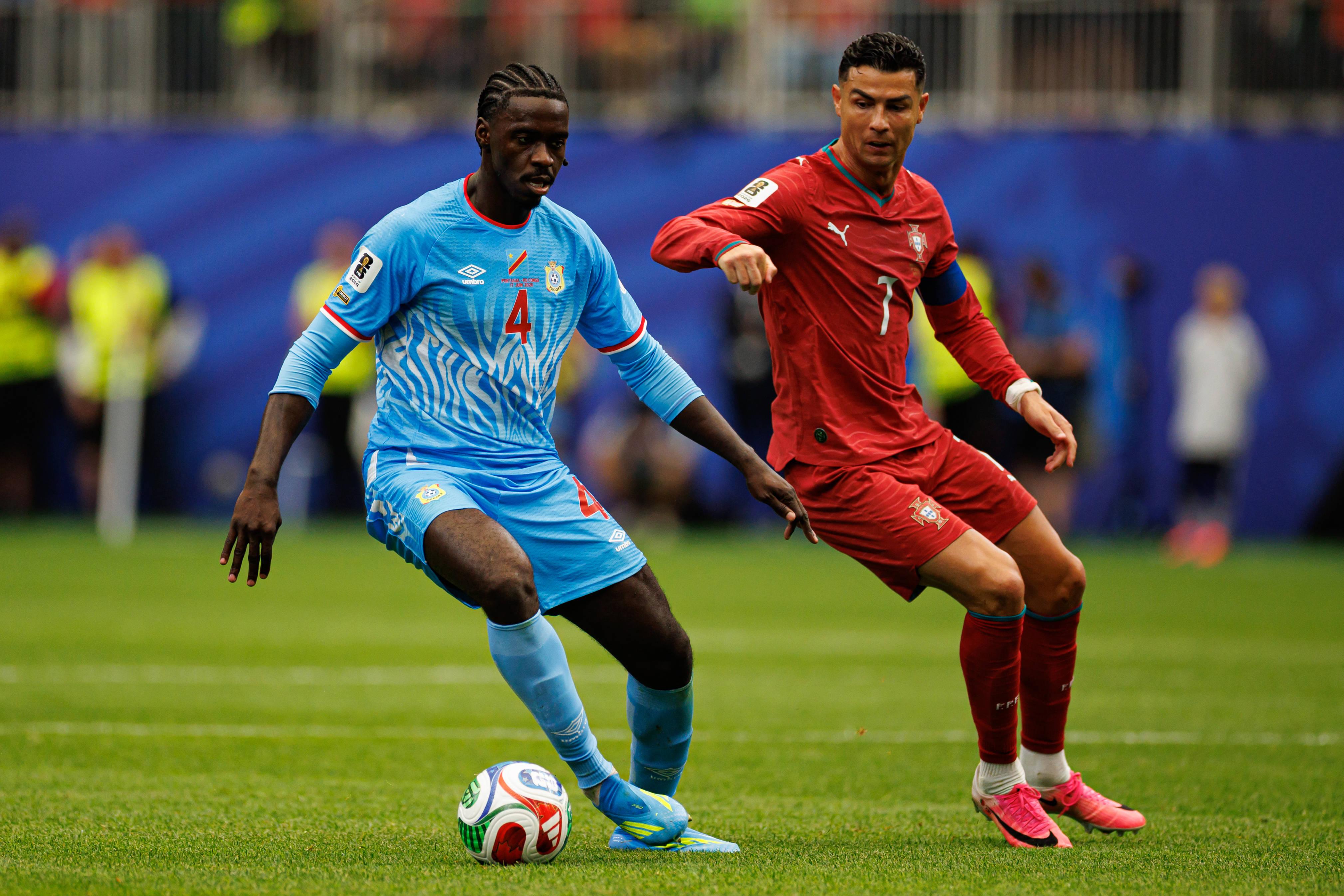 Axel Tuanzebe, 28 anos, valor de mercado de €5 milhões. Acabou contrato com o Burnley e esteve em destaque com a RD Congo no Mundial 2026 - Foto: IMAGO