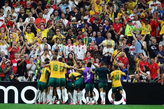 SURPRESAS - A Austrália impôs-se e derrotou a Turquia, de Kokçu, Akturkoglu e Deniz Gul, por 2-0. O jovem Nestory Irankunda, de apenas 20 anos, marcou aos 27 minutos. Connor Metcalfe fechou as contas aos 75'