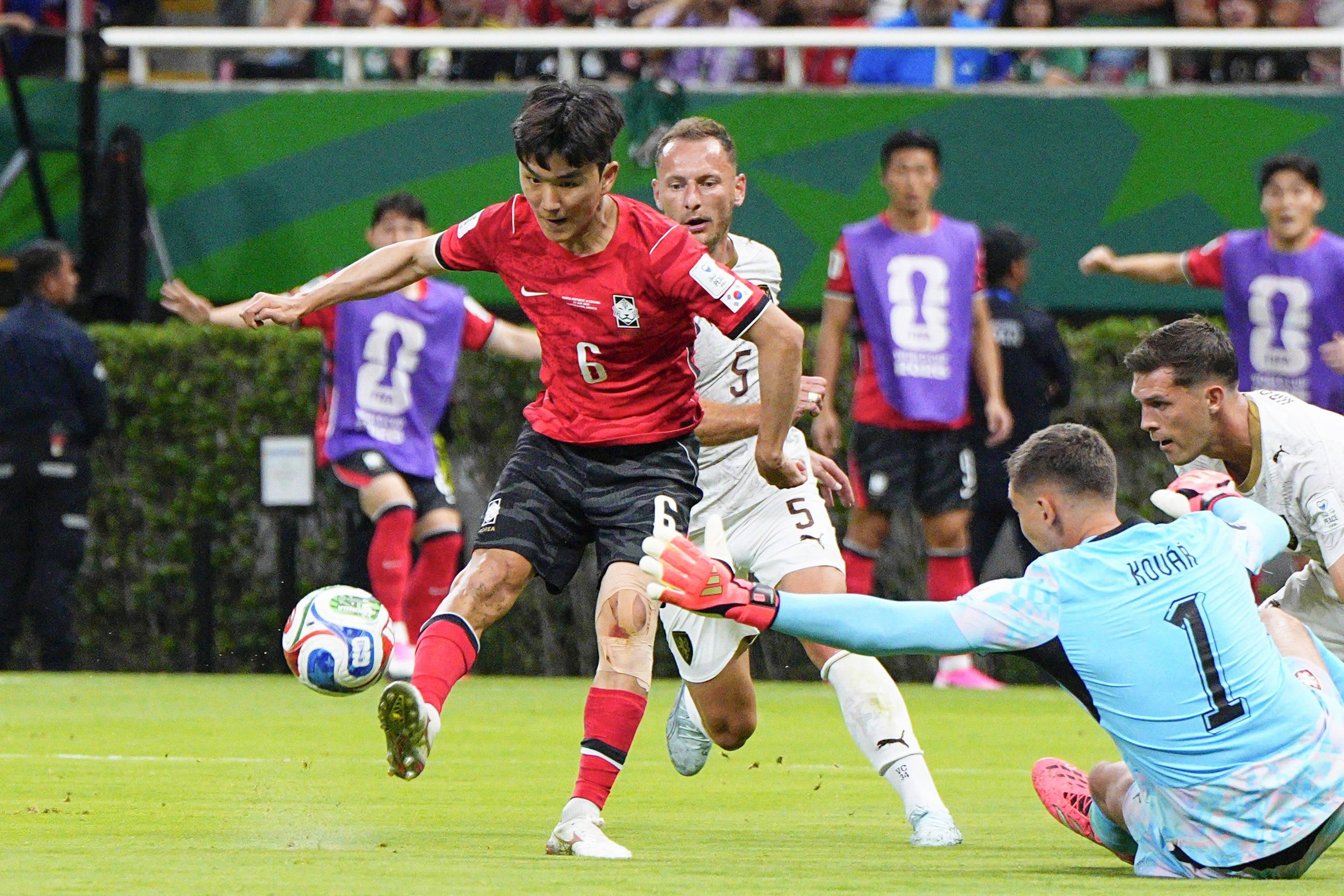 Hwang In-beom (Coreia do Sul) – foi o maestro do meio-campo da equipa, garantindo a vitória suada (2-1) frente à Chéquia ao marcar um e assistir o outro golo da reviravolta (IMAGO)