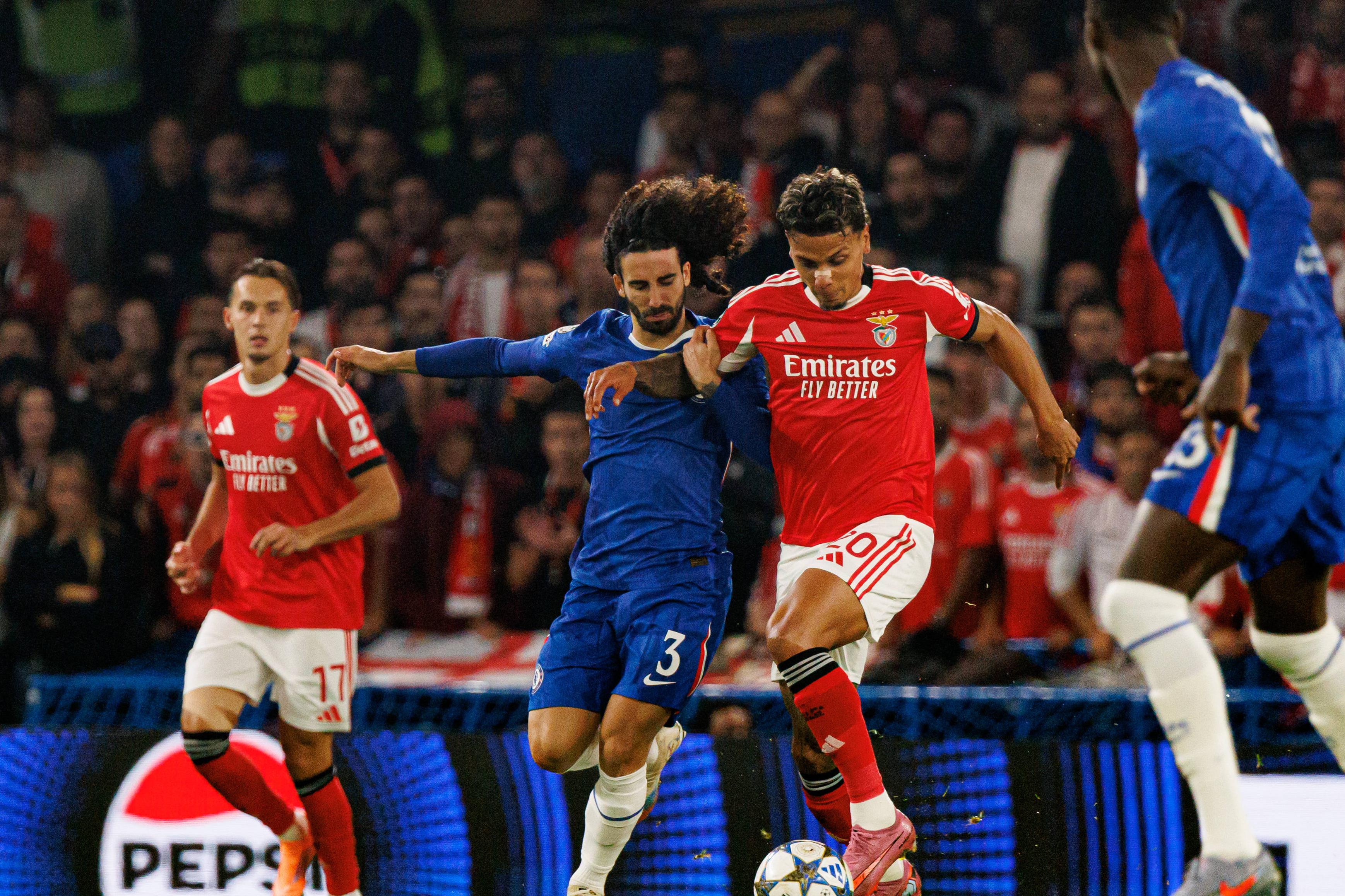 Cucurella no embate com o Benfica