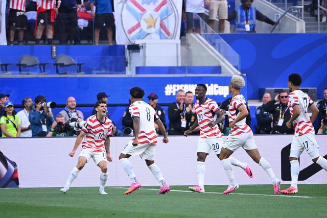 SURPRESAS - O sonho americano. Os Estados Unidos, um dos anfitriões do Mundial, protagonizaram uma entrada demolidora ao golearem (4-1) o Paraguai. Balogun fez dois golos. A equipa comandada por Pochettino deslumbrou em Los Angeles