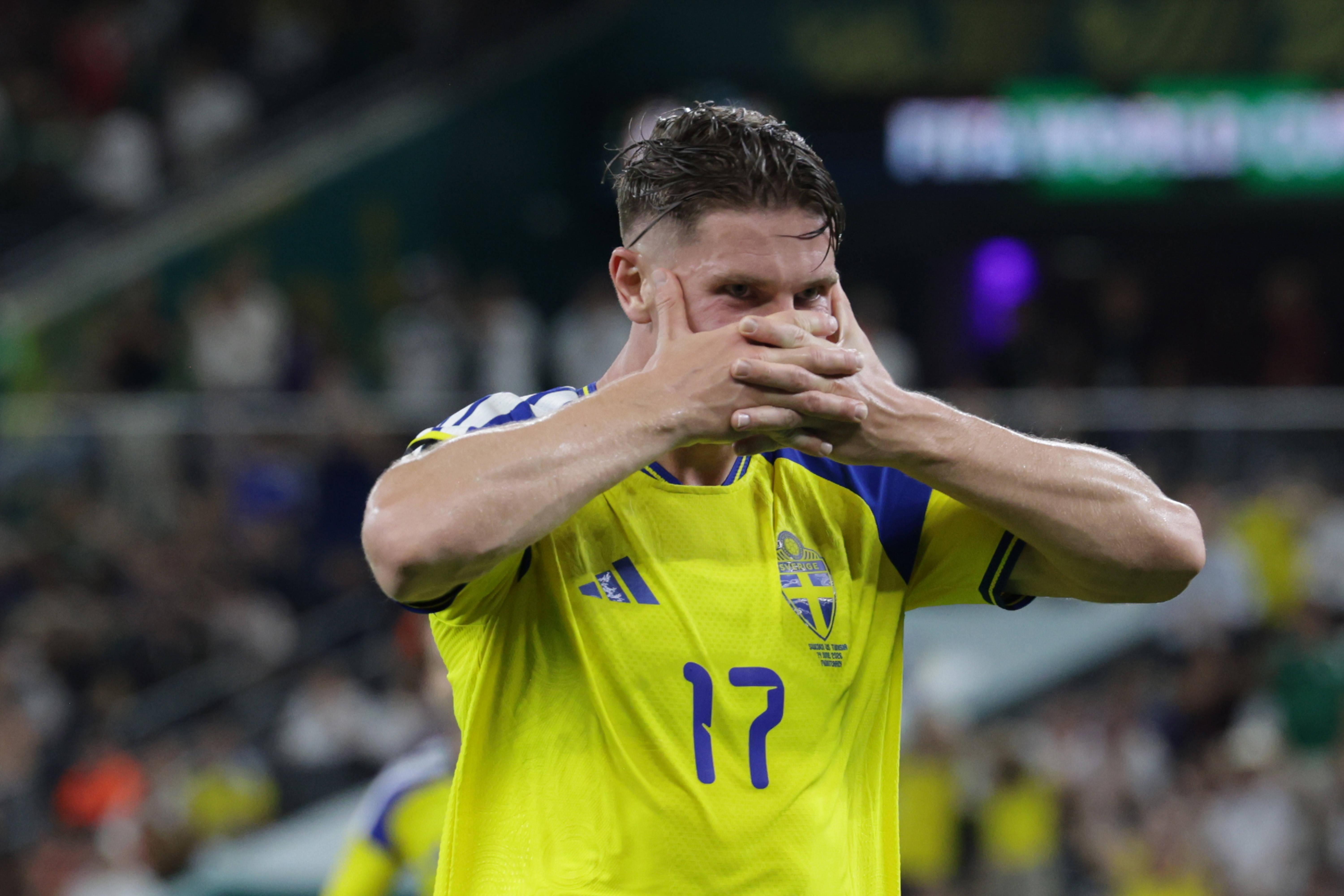 SURPRESAS - Depois de uma fase de qualificação fraca, a Suécia entrou a golear no Mundial. Triunfo por 5-1 diante da Tunísia, que despediu o selecionador logo após a primeira jornada