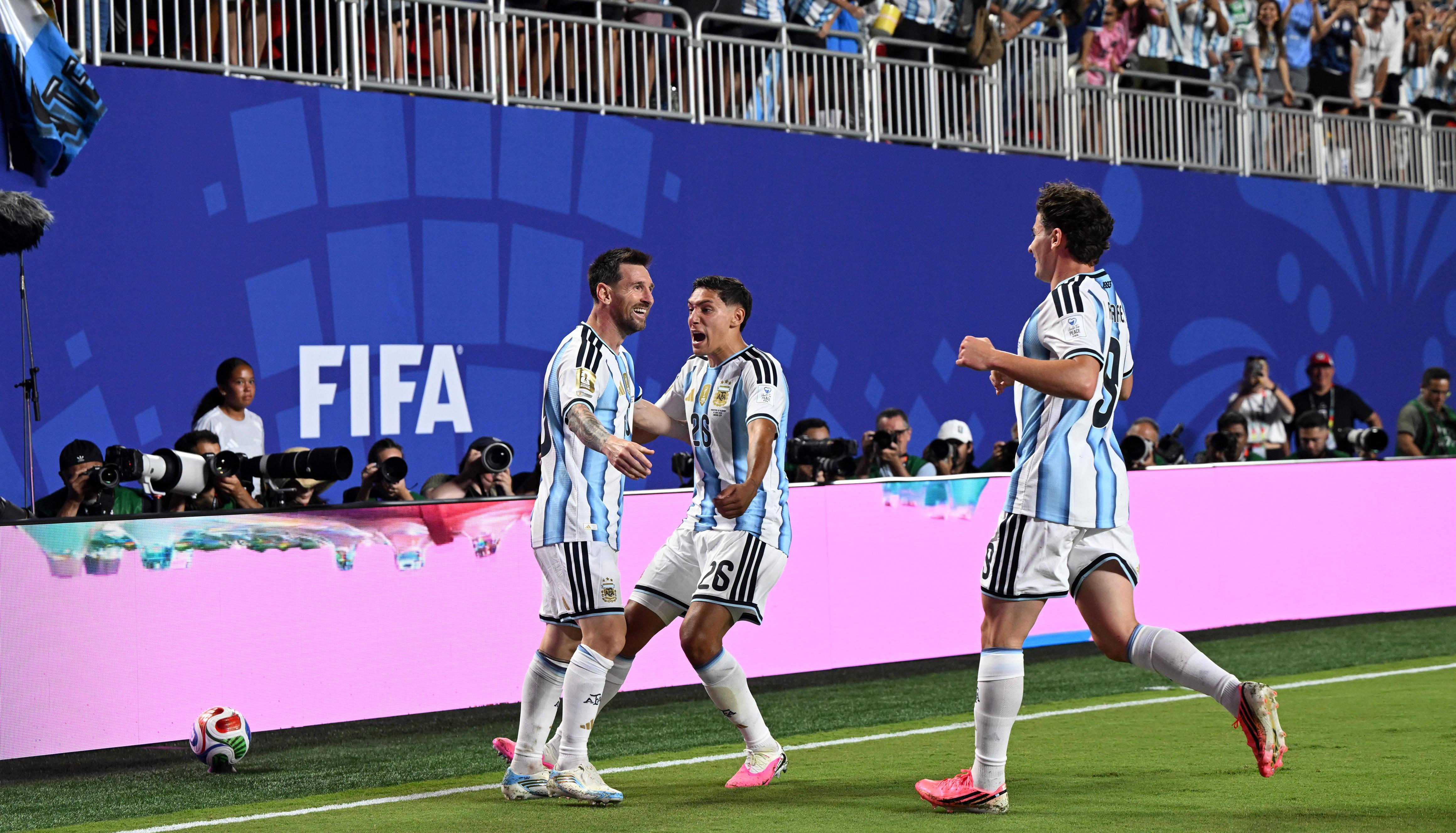 CONFIRMAÇÕES - Argentina arrancou a defesa do título com um triunfo por 3-0 frente à Argélia. O pequeno génio Messi, no sexto Mundial, fez os três golos da partida