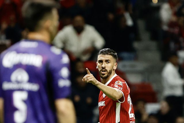 'Eles até caem': Paulinho volta a marcar pelo Toluca (vídeo)
