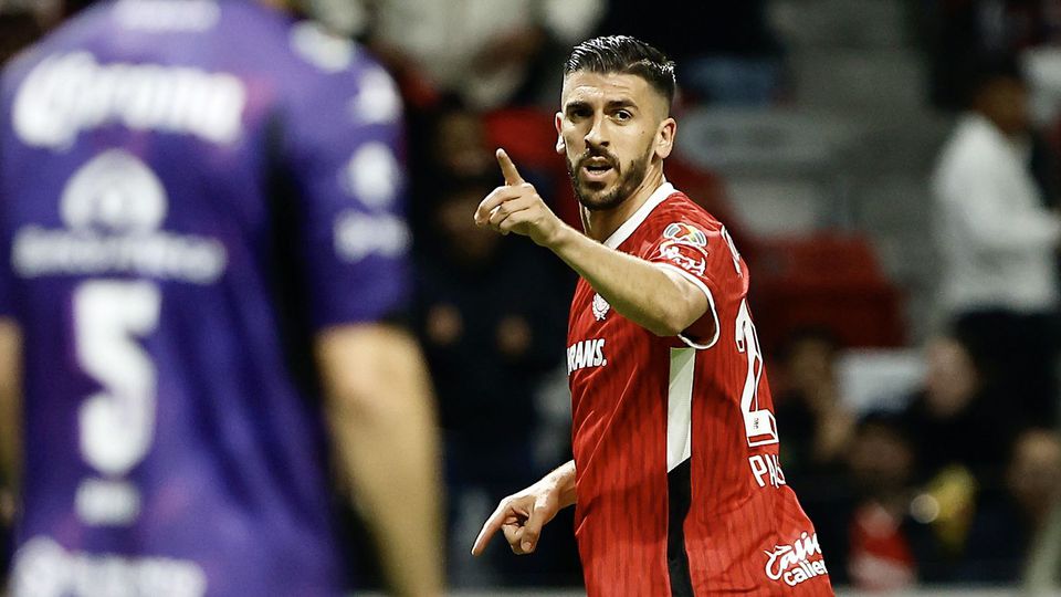 'Eles até caem': Paulinho volta a marcar pelo Toluca (vídeo)