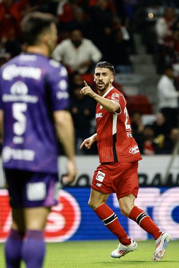 'Eles até caem': Paulinho volta a marcar pelo Toluca (vídeo)