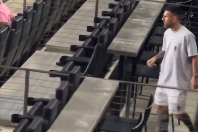 Messi com bota protetora a ver o Inter Miami