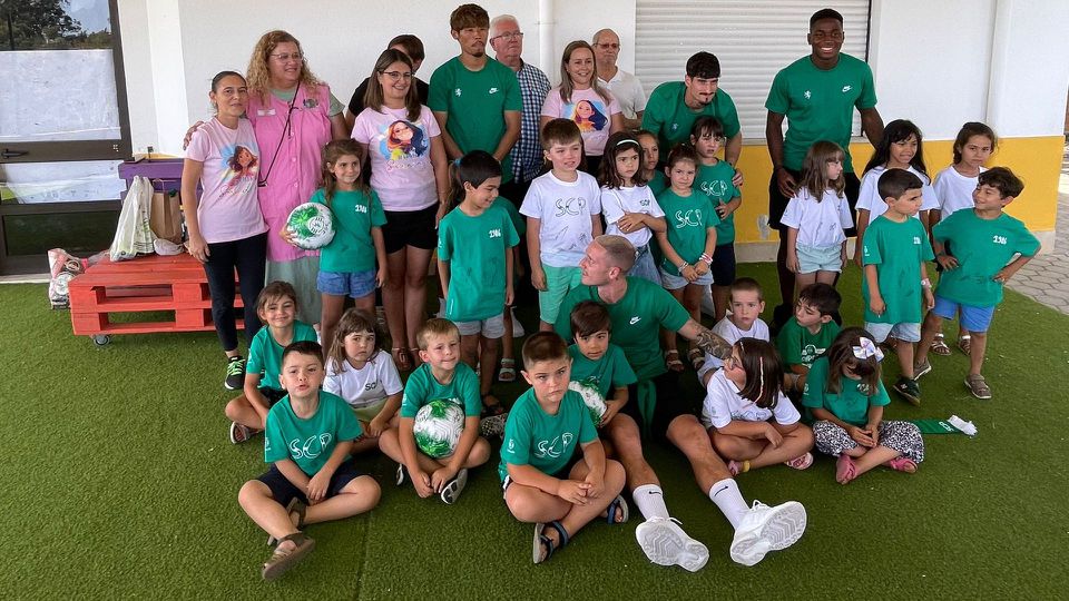 Jogadores do Sporting animam centro infantil de Odiáxere